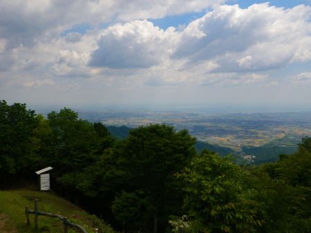 堀坂山からの展望。そういえば、早朝にここから富士山が見えたらしい。まあ距離的に空気が澄んでいれば見えると思う