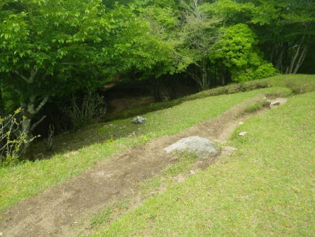 日陰の芝生で寝ていたんだけど、そろそろ下山することにした。下山はかなり早いと思われる