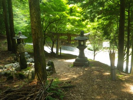 サクサク下っていって、もう登山口の鳥居のところまで下ってきた