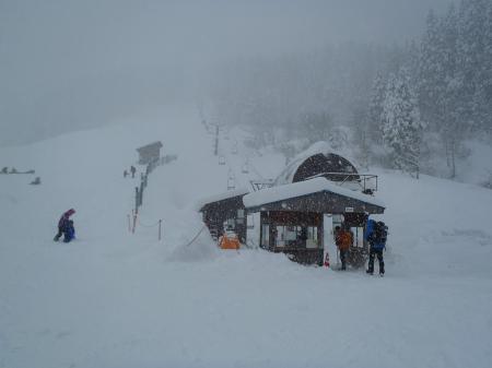 リフトに乗ってゲレンデトップまで行く