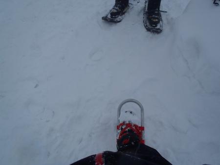 ワカンを装着してスタート。急登なのでスノーシューより有利かも