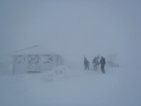 稜線に出ると風がすごくて視界はほとんどゼロに等しい。普通に遭難できそうなレベルの荒れ模様