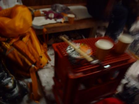 避難小屋の中で昼食をとる。またどん兵衛だけど体が温まるのよね