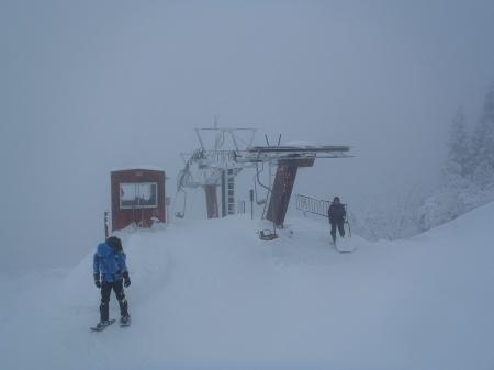 ゲレンデトップまで下りてきた。またスキー場を歩くのかと思いながら・・・