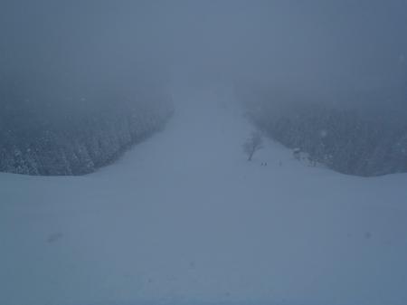 本日はゲレンデトップまでは登山者のみでスキーヤーやボーダーはいないようだ