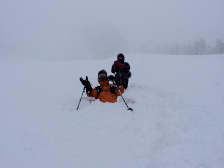 ゲレンデを歩いていても深いところではお腹までハマる