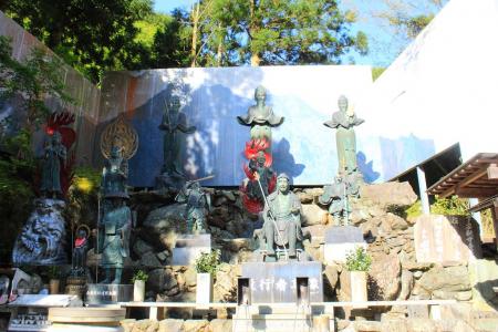 ロープウェイまでの途中で変な石造がったのでパシャッ！