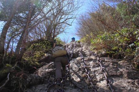 ここでせっかくなので鎖場を体験してみるが、めちゃくちゃ滑る。岩登りは問題ないが、どこに足おいてもズルッといってしまうので、もう岩ルートは辞めることにした。前日の雨のせいなのか！？