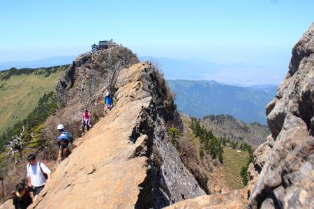 天狗岳へ向かう途中、反対側を向くと残骸絶壁なところもあってひ～～～～っとなった