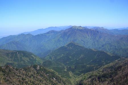 私はこの向こう側に見えている草原の山っぽくみえる瓶ノ森山がずっときになっていた