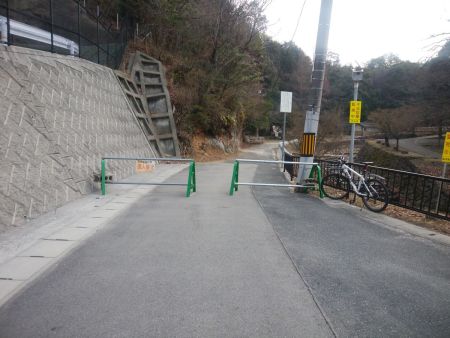 ここを入っていって進んでいく