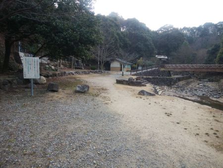 公園内を道なりに進んでいく。入山は左側なので右の橋を渡ったりしないこと