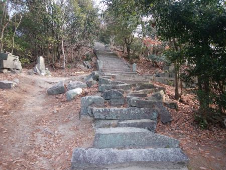 展望地からさらに登っていくと石の階段になって登っていく