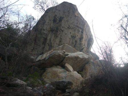 大きな巨岩があって、この上も展望は良さそう