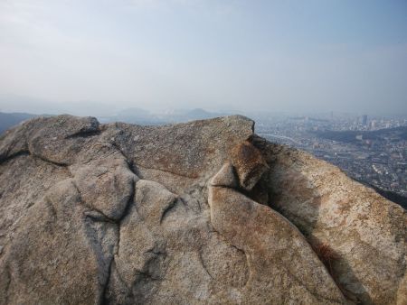 たしかに展望はいいと思うんだけど、こんなところに三脚立てれないし、断崖絶壁でかなり危険なので夜景撮影は却下