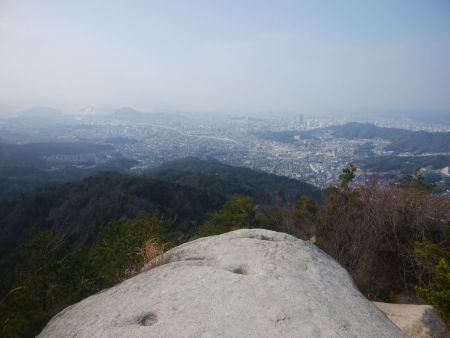 ここも市街地が一望できるけど、さっきの展望地のほうが視界は断然広いんだよね