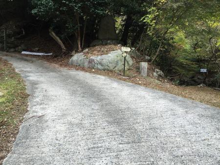 ここを右に入って入山