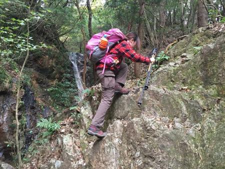 滝を巻くのは岩場を登る