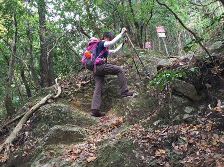 更に岩場を登る