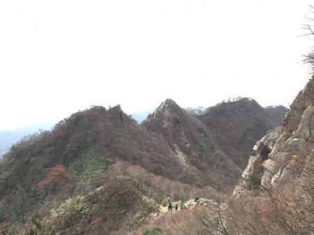 あとでいく水沢峠への稜線。見てのとおり、アップダウンの岩場だった