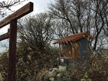 鎌ヶ岳のピークにある鳥居と祠