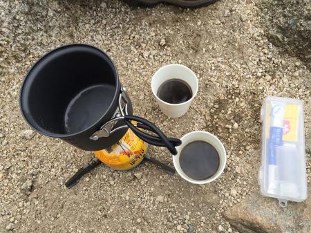 山頂でコーヒーを飲む