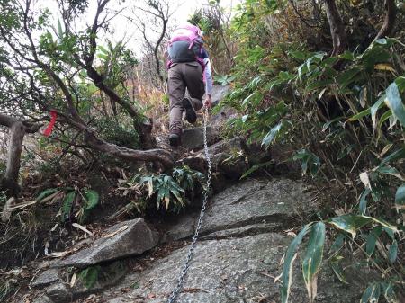 この稜線はこういった鎖場が多い
