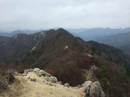 滑りやすい砂場、向こう側の尾根にも行くことになる