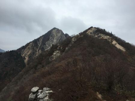 向こう側のピークが水沢岳