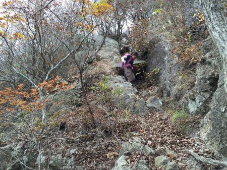 滑りやすい下りを神経使いながら降りるS嬢