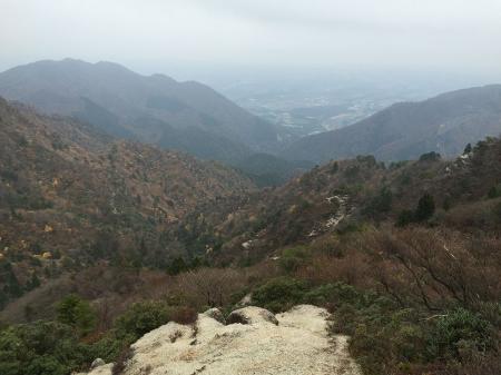 谷と市街地。天気が悪くなってきた