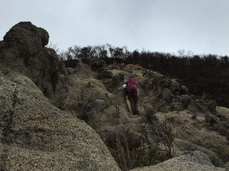 滑りやすいが直登はせず右に巻けた