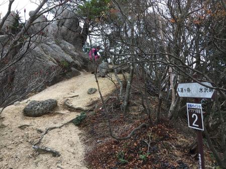 ここからまた落ち葉の急な下りが始まるので一旦休憩