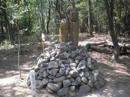 阿武山山頂(280.9m)は三角点もあって何かわからないものが設置されていた