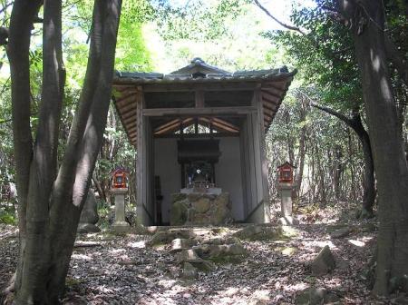 祠があったけど、これは何だろうか！？