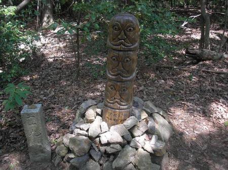 途中にはトーテンポールのようなわからないものがあった