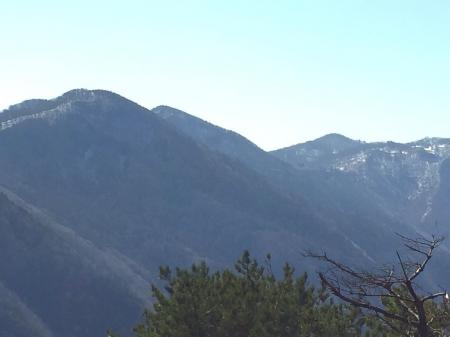 ここから国見山を経て、明神平の小屋が見えた。遠いなぁ～