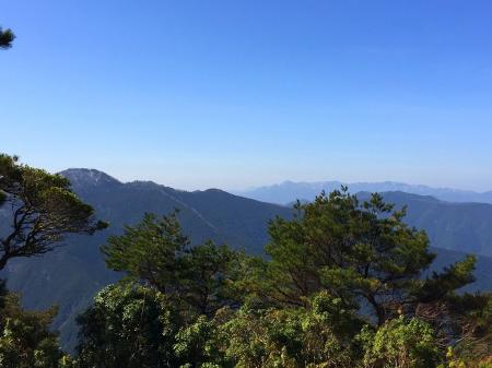 かっこいい大峰山脈の山容。まだ雪がありそう