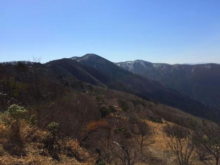 これから行く国見山・・・めんどい登りがありそうと思いながら進んでいた