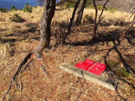 赤ゾレ(1300m)に到着。看板はもはやどっか飛んでいったようだ