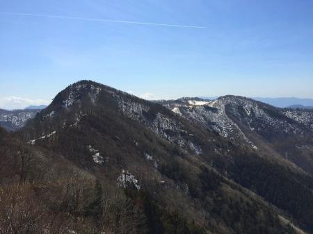 国見山から少し下ったところに水無山方面が見えるところがあった。水無山は一旦下って登る感じで、斜面をみるとちょいめんどくさそうｗ