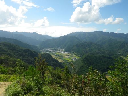 この付近から東側の展望が良くなる。といっても何が見えてるのかよくわからないんだけどね