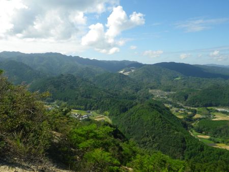 東側の展望。和泉山脈が見えてるのかな！？雨山から見える山はよくわからない