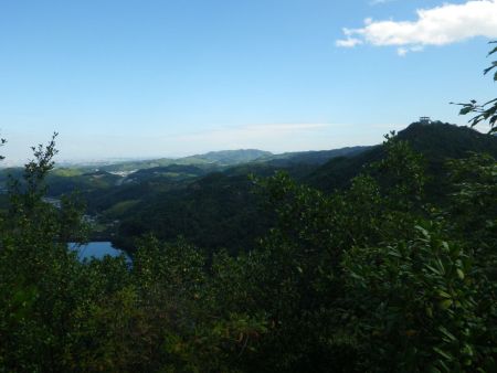 右側に奥山雨山森林公園の展望台が見えた。こう見えて、あそこは簡単に登れるんだよね。左側には永楽ダム