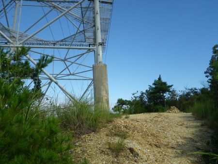 もう一つの鉄塔まで下ってきた。ここからひたすら階段の下りになってた記憶がある