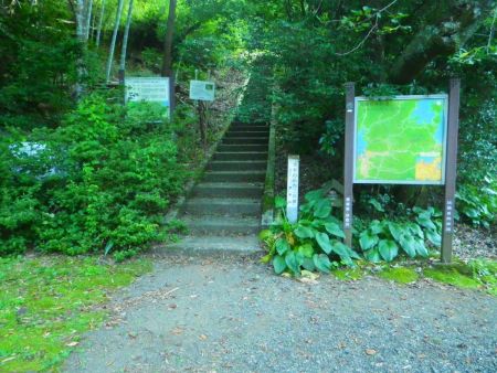 ここが登山口で階段を登って入山する
