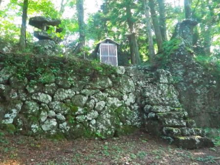 尾根に取り付くと石灯籠があって何か祀られているような感じだった。ちなみにここからは尾根道になる