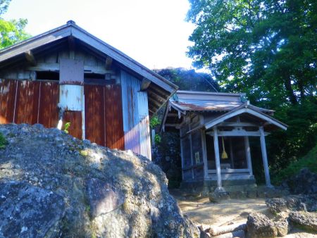 地図上では青葉山西峰なんだけど小屋があった。西峰の山頂はこの後ろにある岩上だと気づいた