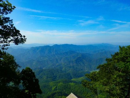 青葉山西峰から南側の展望。どちらかというと下のほうが展望が良かったので後でパノラマを撮影する