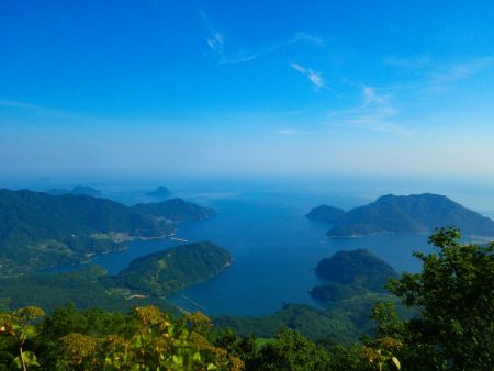 北側の日本海側。独特の地形と日本海と青空が素晴らしい